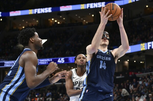 Grizzlies sigue en el segundo lugar tras vencer 128-109 a los Spurs