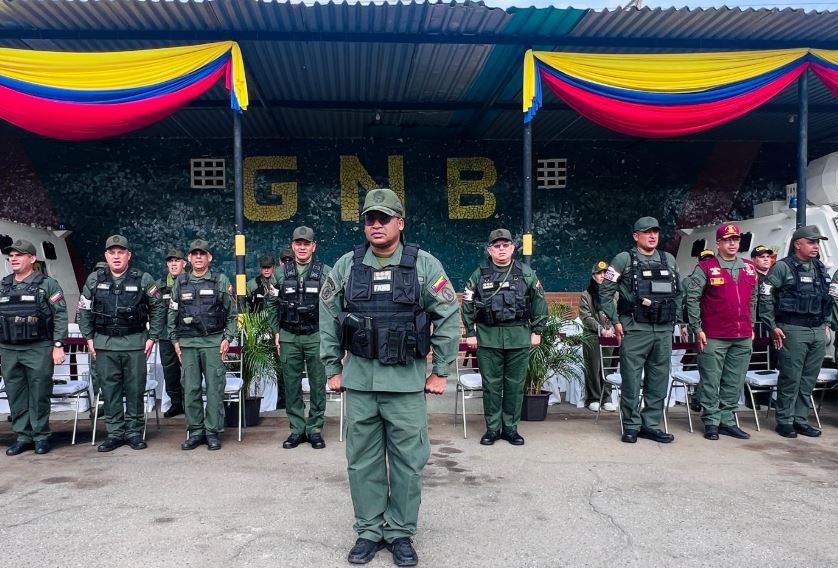 Entregan reconocimientos y condecoraciones a militares de la GNB en la COL