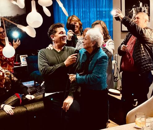 Carlos Vives celebró con serenata el cumpleaños 90 de su madre