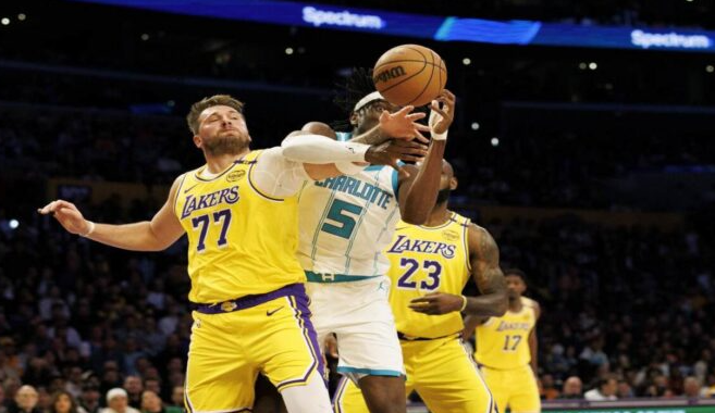 Lakers cayó ante Hornest con LeBron y Doncic en cancha