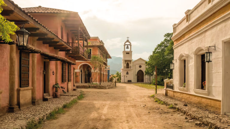 Netflix y el Gobierno colombiano buscan convertir el set de Cien años de soledad en un destino turístico