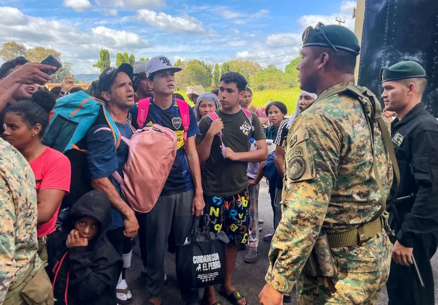 Policía frena caravana de migrantes venezolanos que intentaba ingresar a Panamá tras desistir de seguir a EEUU