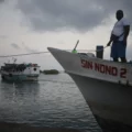 Migrantes parten en barcos desde Panamá hacia la frontera con Colombia: Van unos 50 venezolanos a bordo