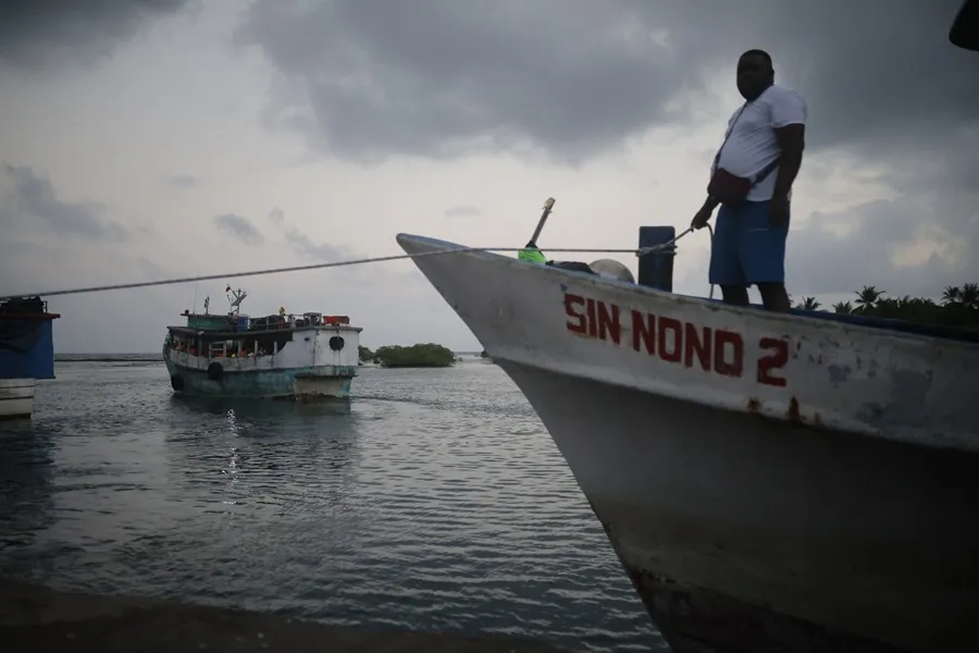 Migrantes parten en barcos desde Panamá hacia la frontera con Colombia: Van unos 50 venezolanos a bordo