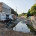 Botes de aguas negras en la calle 40 del sector 