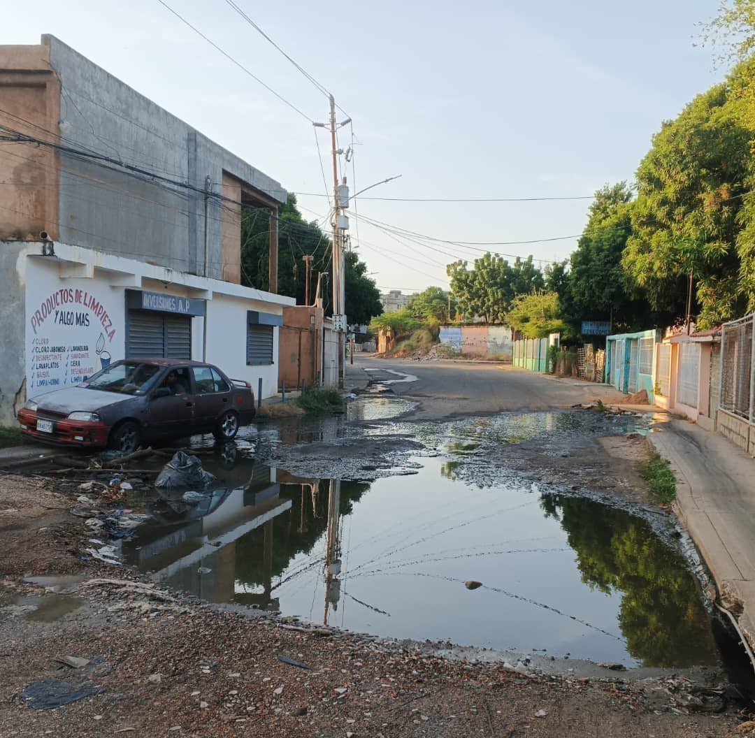 Botes de aguas negras en la calle 40 del sector La Galletera en Cañada Honda, expone a los habitantes a cinco enfermedades graves