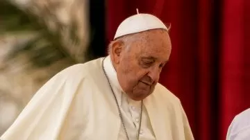 El papa continúa en estado clínico 