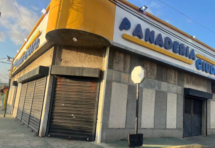 Ráfaga de tiros contra una panadería en Primero de Mayo