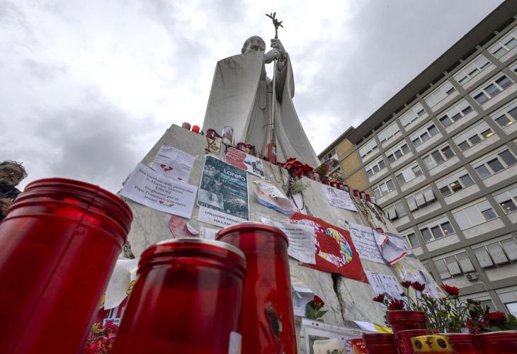 El papa cumple 27 días hospitalizado y su radiografía de tórax confirma mejoras en su salud