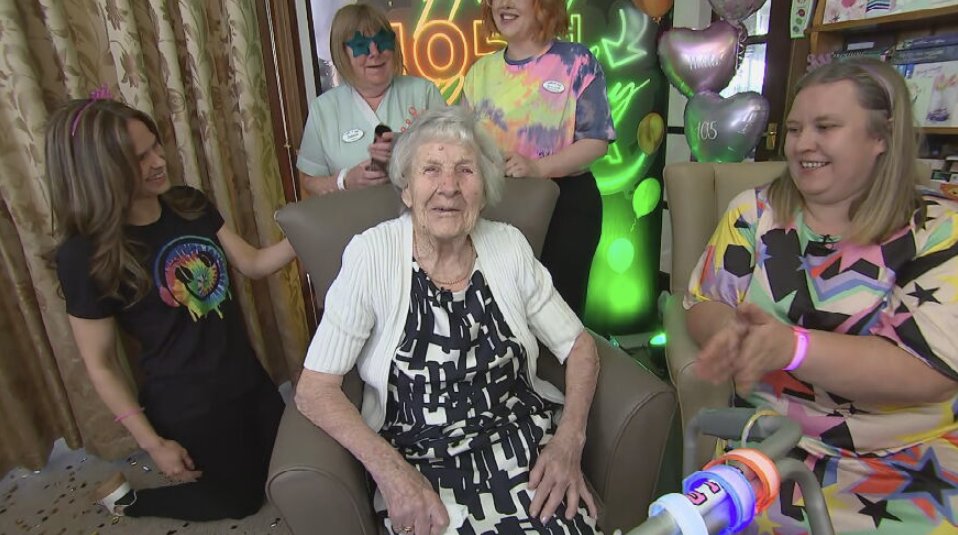 Una mujer de 105 años celebra su cumpleaños con una rumba en su residencia