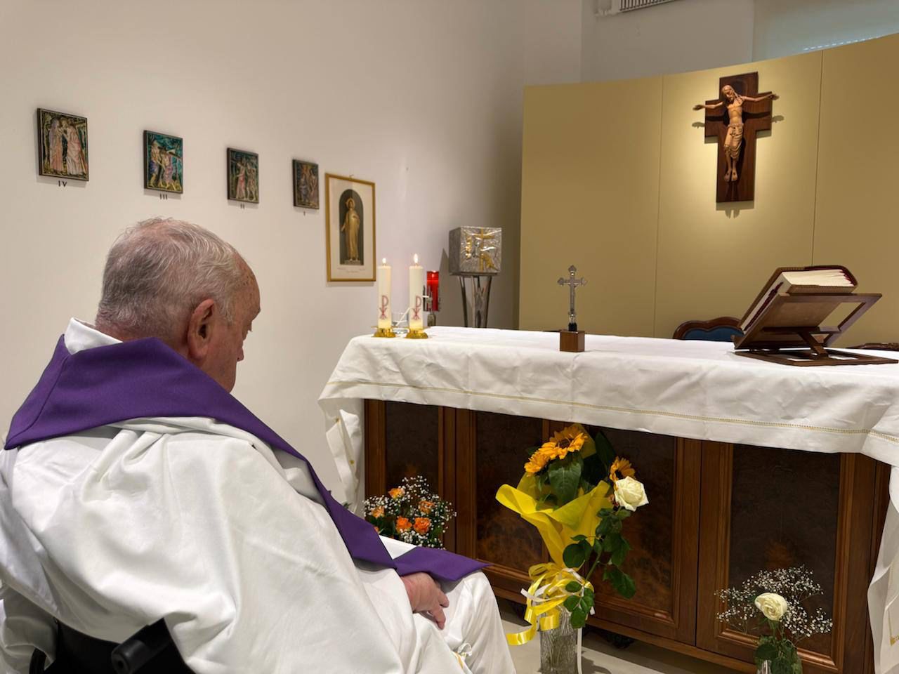 El Vaticano difunde la primera foto del papa Francisco desde su hospitalización