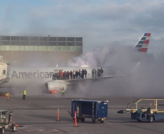 Incendio de un avión de America Airlines en aeropuerto de Denver dejó 12 heridos