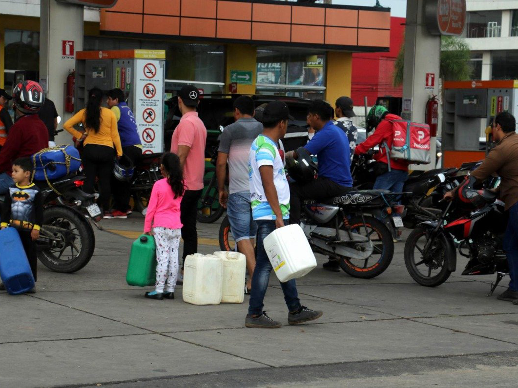 Largas filas por combustible y denuncias de aumento de precios en alimentos en Bolivia