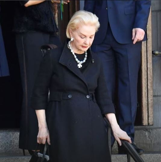 Así le dio el último adiós Carolina Herrera a su esposo antes de ser llevados sus restos a Caracas