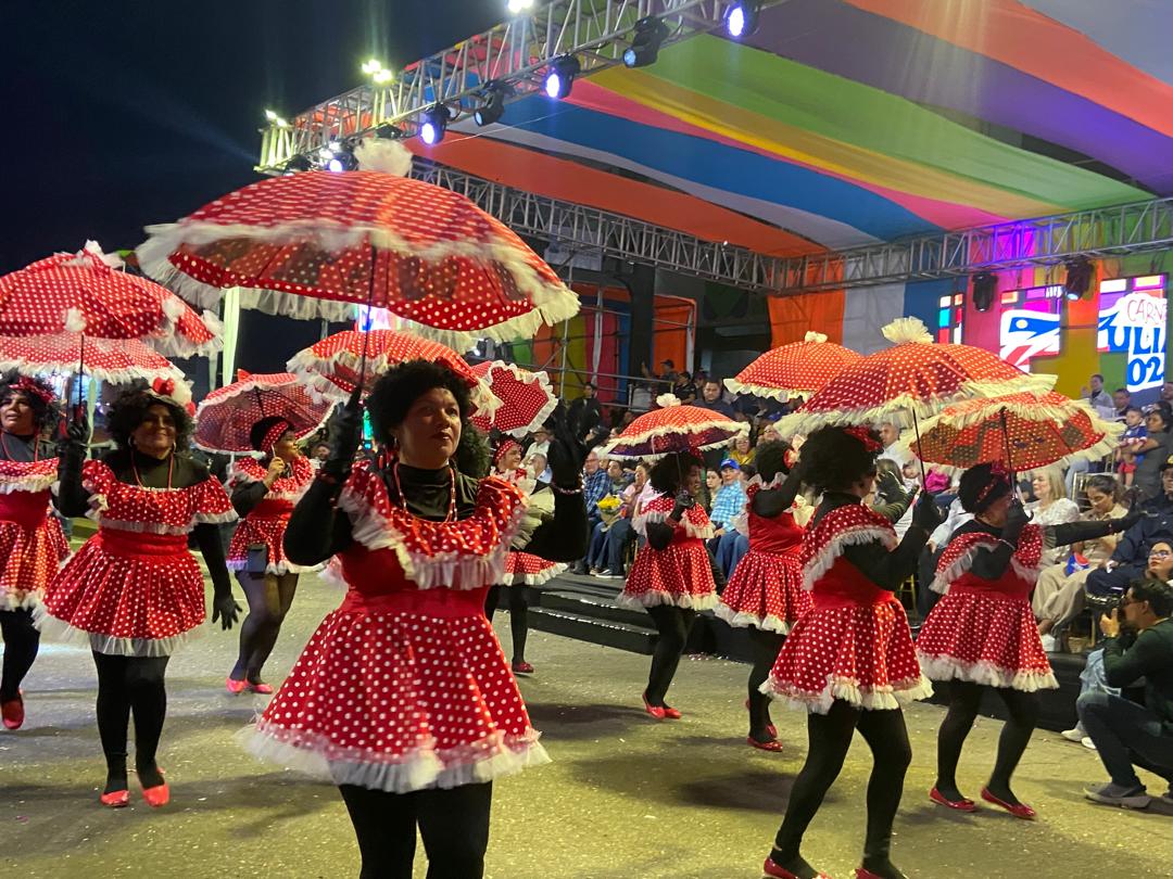 ¡A lo grande!: Derroche de color, música y alegría en el desfile de Carnaval en la Av. 5 de Julio