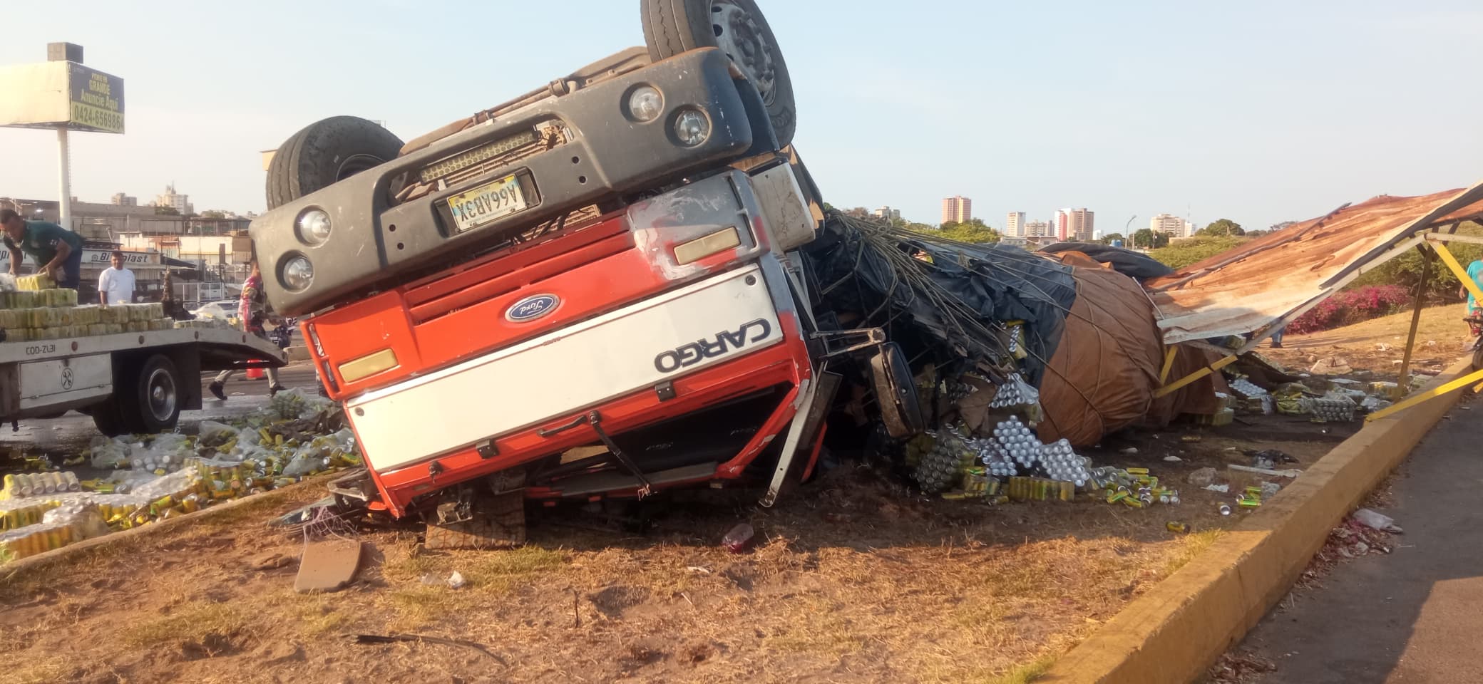 Vuelco de un camión cargado de bebidas energizantes en la Circunvalación Uno de Maracaibo