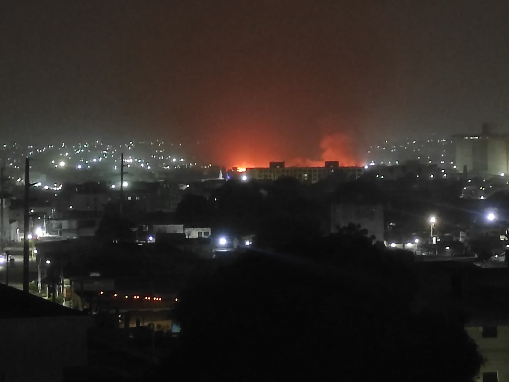 Reportan gran incendio en el Centro de Operaciones del Instituto Municipal Aseo Urbano de Maracaibo