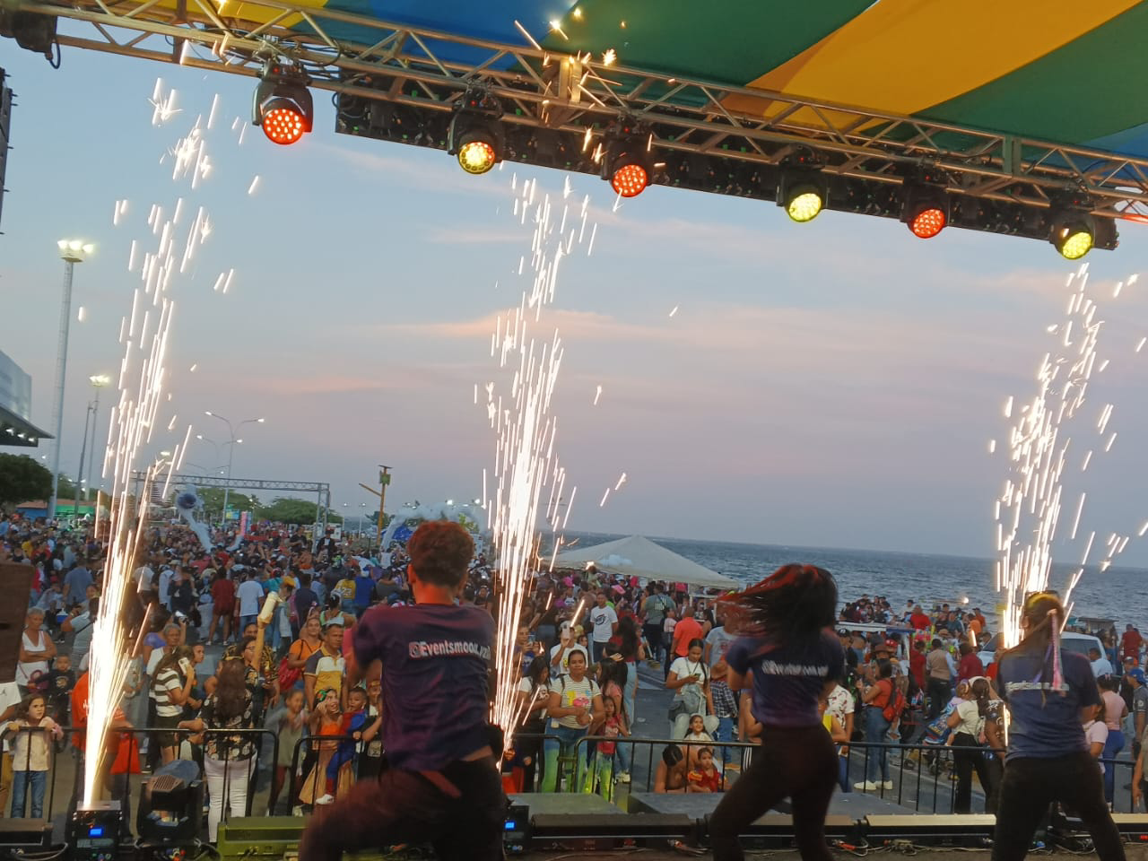 Música, creatividad, color y una fiesta de espuma, dieron vistosidad al cierre del Carnaval 2025 por parte de la Alcaldía