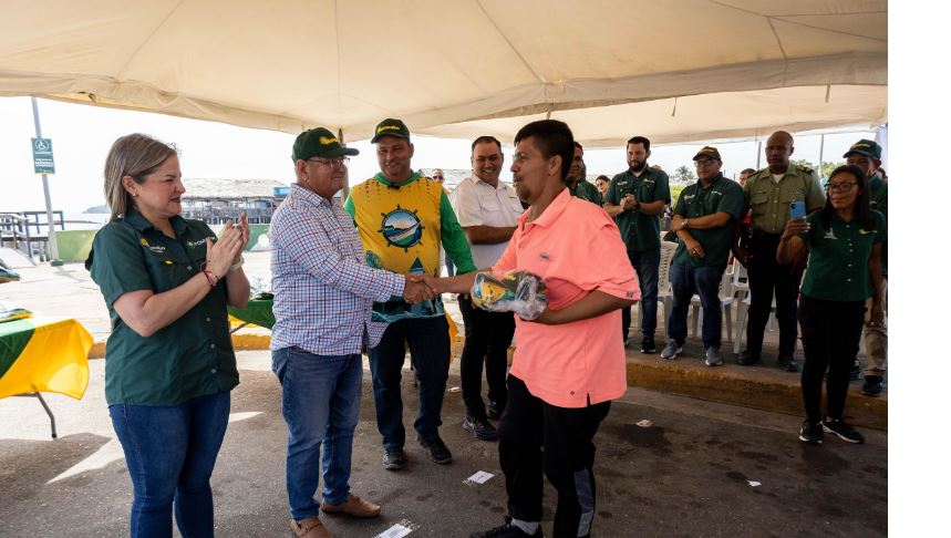 Marinos de Santa Rosa de Agua atenderán ruta turística debidamente identificados con uniformes dotados por la Alcaldía