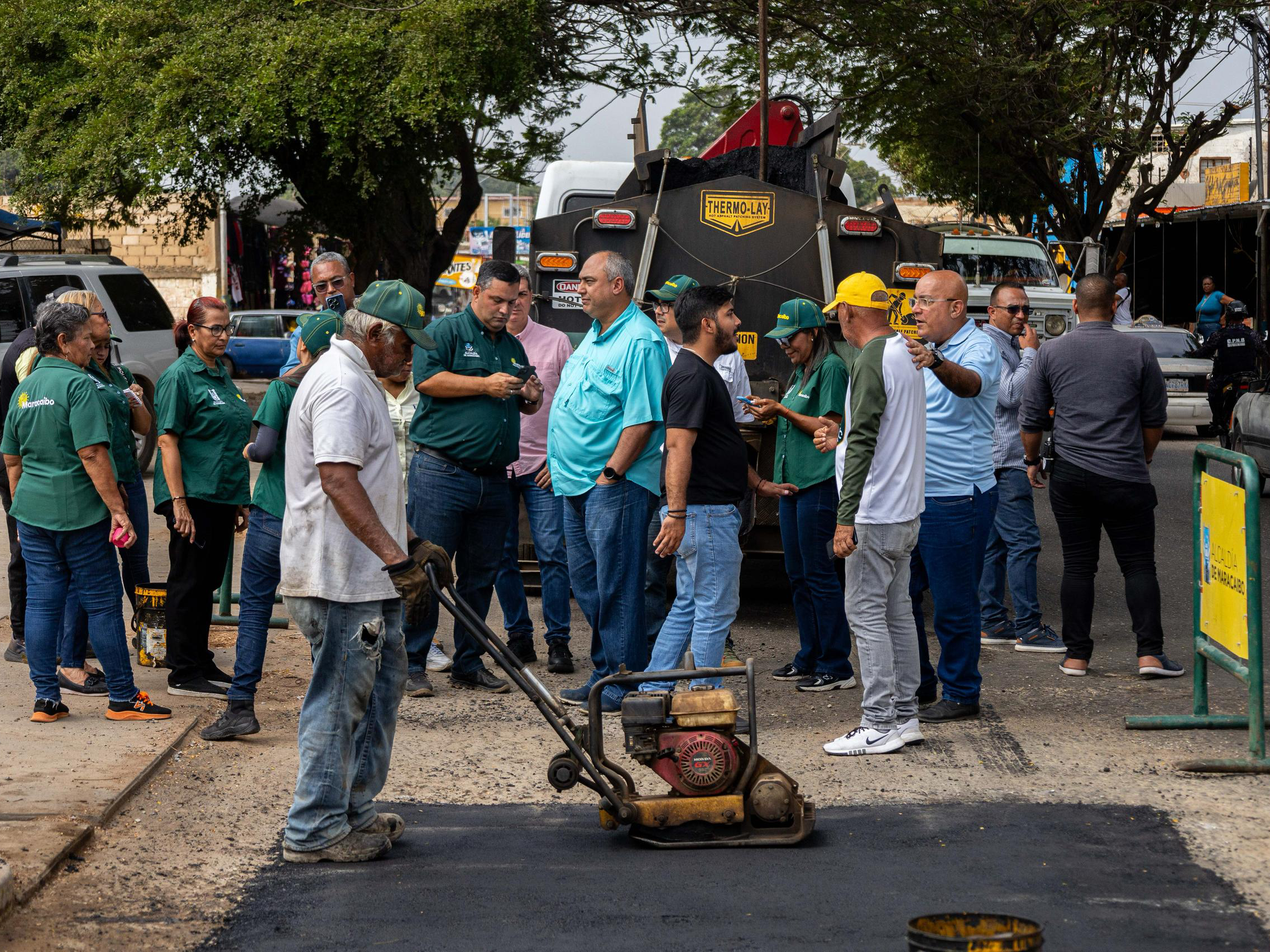 Patroleo y bacheo de la Alcaldía llega al corredor Vía Los Bucares al oeste de Maracaibo