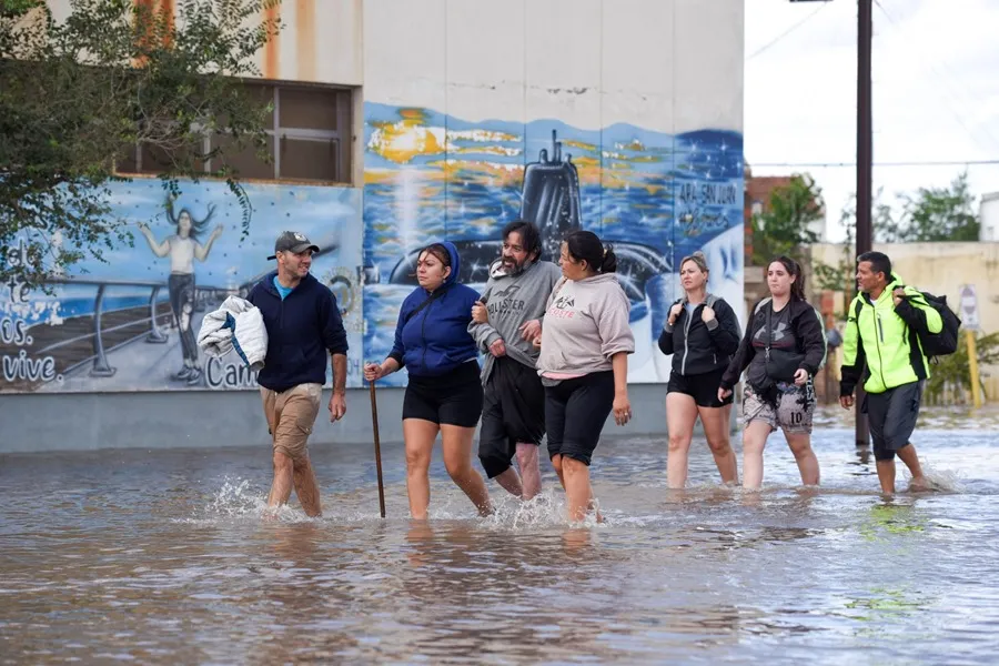 Contabilizan 15 muertos por inundaciones en Bahía Blanca, Argentina