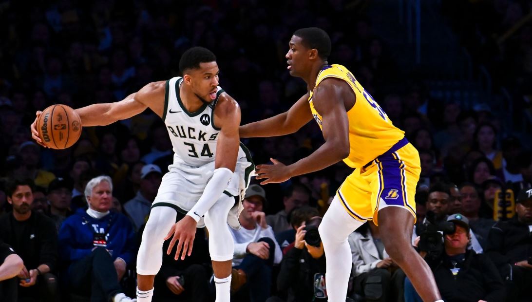 Los Bucks aplastan a los Lakers aprovechando sus ausencias