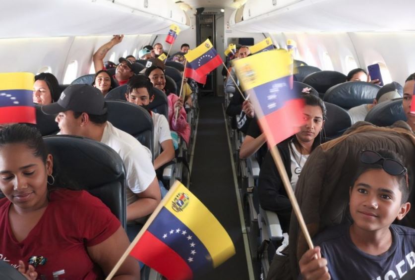 Arriba a Venezuela avión con más de 311 migrantes: Son recibidos por Diosdado Cabello