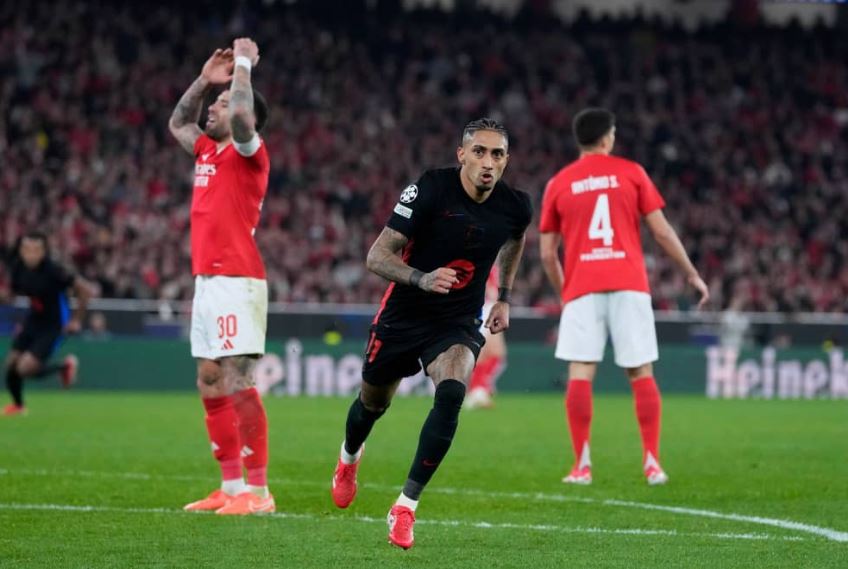 Raphinha decidió para guiar el triunfo del Barcelona sobre Benfica