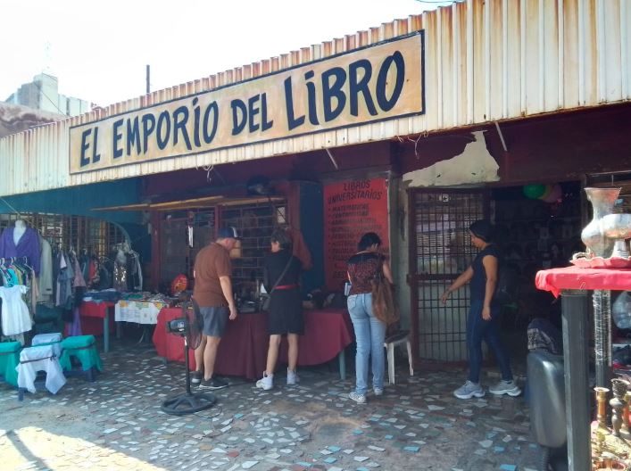 El Emporio del Libro realiza exposición la mujer al borde libros arte y antigüedades