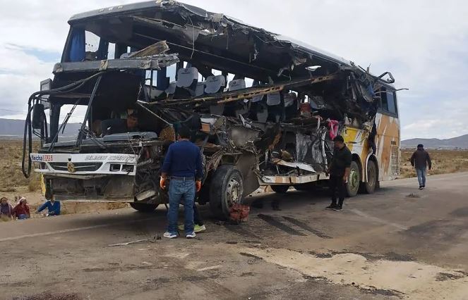 Choque entre dos autobuses deja al menos 37 fallecidos en Bolivia