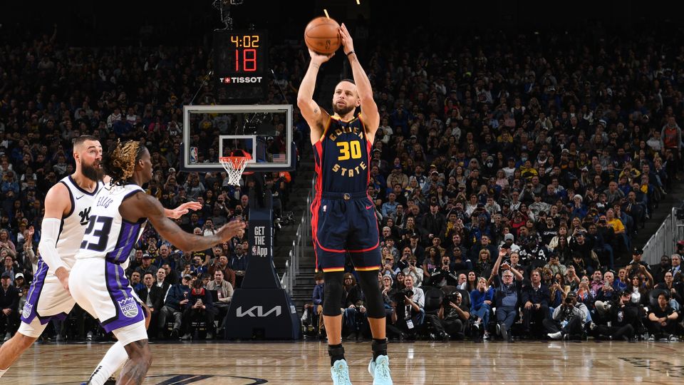 Steph Curry hace historia y llega a 4.000 triples en su carrera