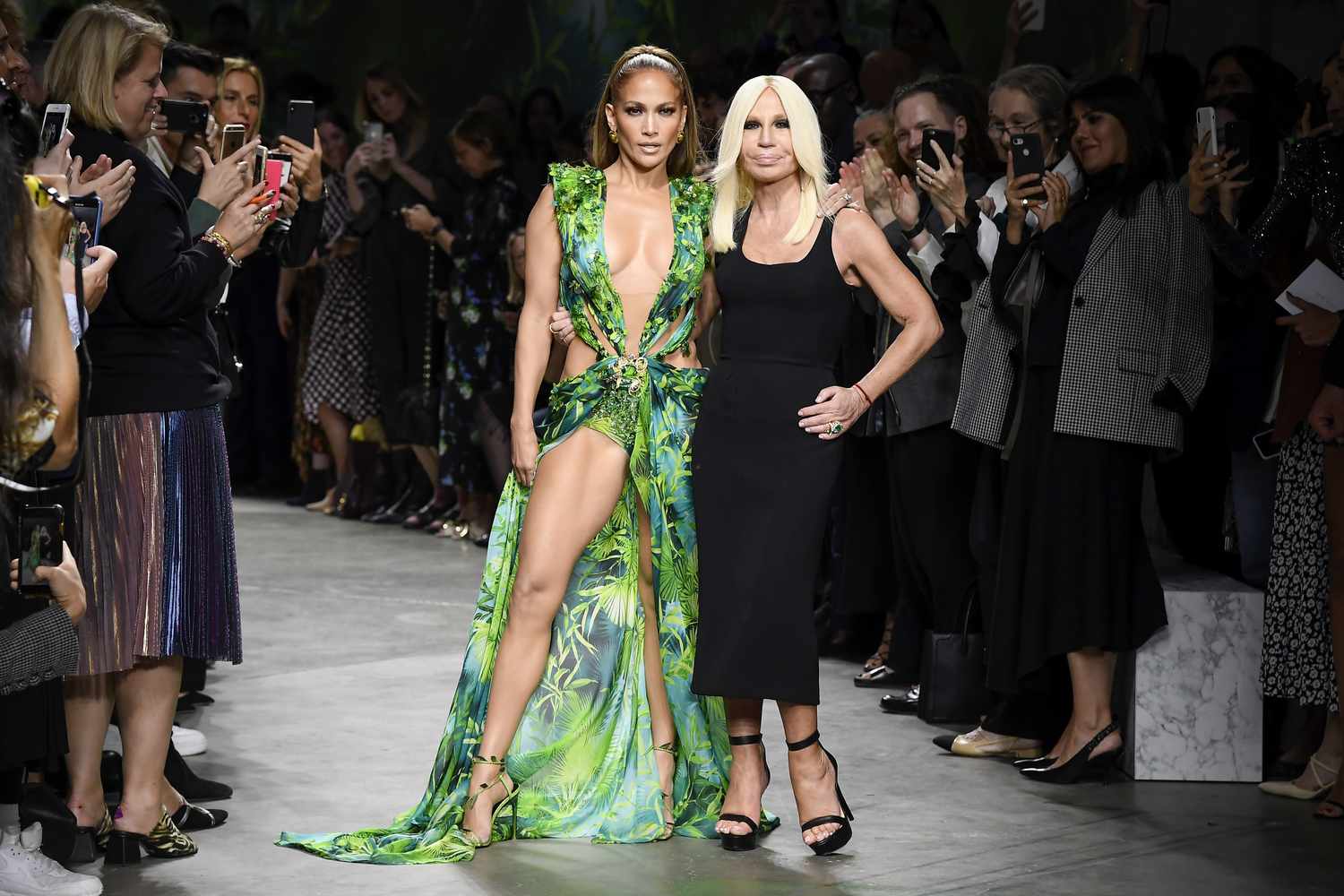 Gianni estaría muy orgulloso: Jennifer López a Donatella Versace