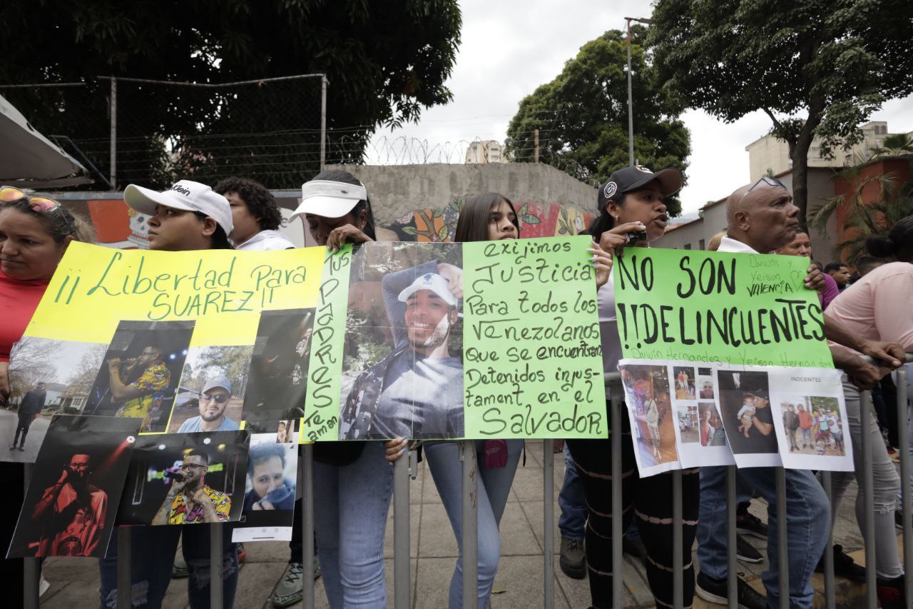 ‌Venezolanos marchan en Caracas para protestar en contra de los migrantes detenidos en El Salvador