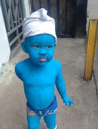 Se viraliza en redes sociales niño cuya madre pintó de azul para disfrazarlo de pitufo