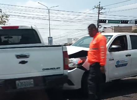 Choque de dos camionetas en la C-2 a la altura de Farmatodo