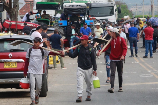 Arroceros colombianos en huelga bloquean carretera en la zona de frontera con Venezuela