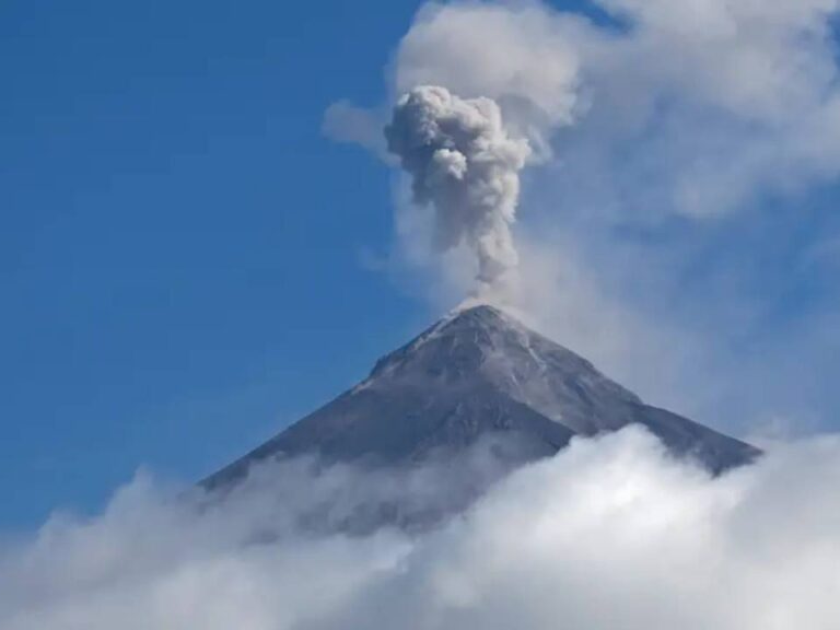 Recomiendan evacuar a 30 mil guatemaltecos por erupción del volcán de Fuego