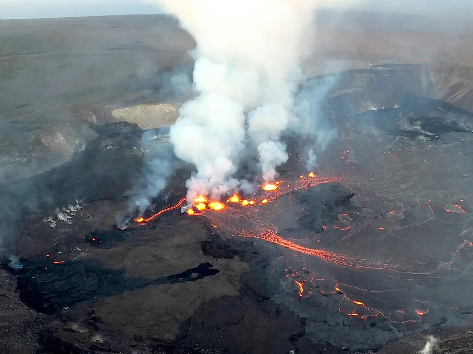 El volcán Kilauea en Hawái mantiene su actividad con fuentes de lava de hasta 50 metros y emisión de gases