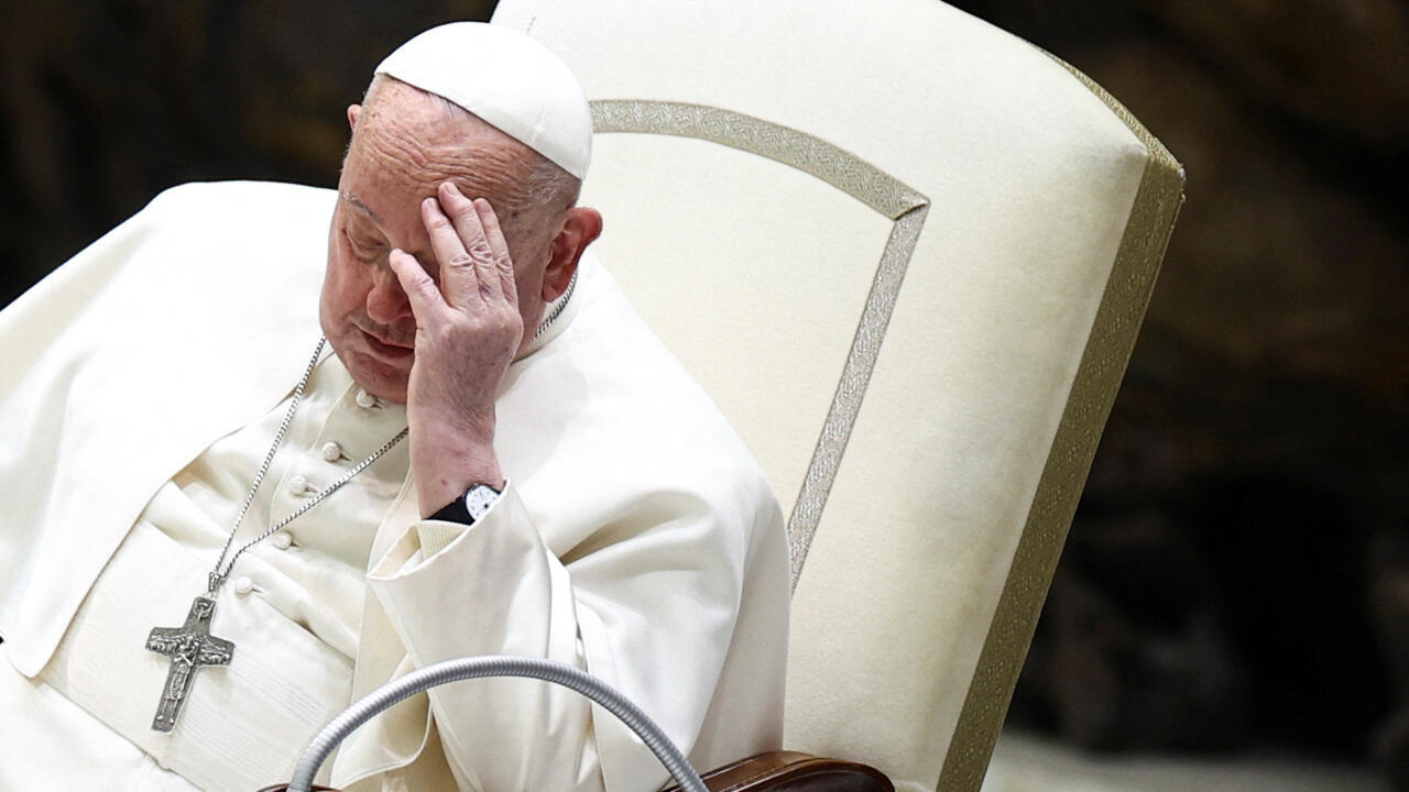 El papa continúa la fisoterapia respiratoria y le fue retirada la ventilación mecánica